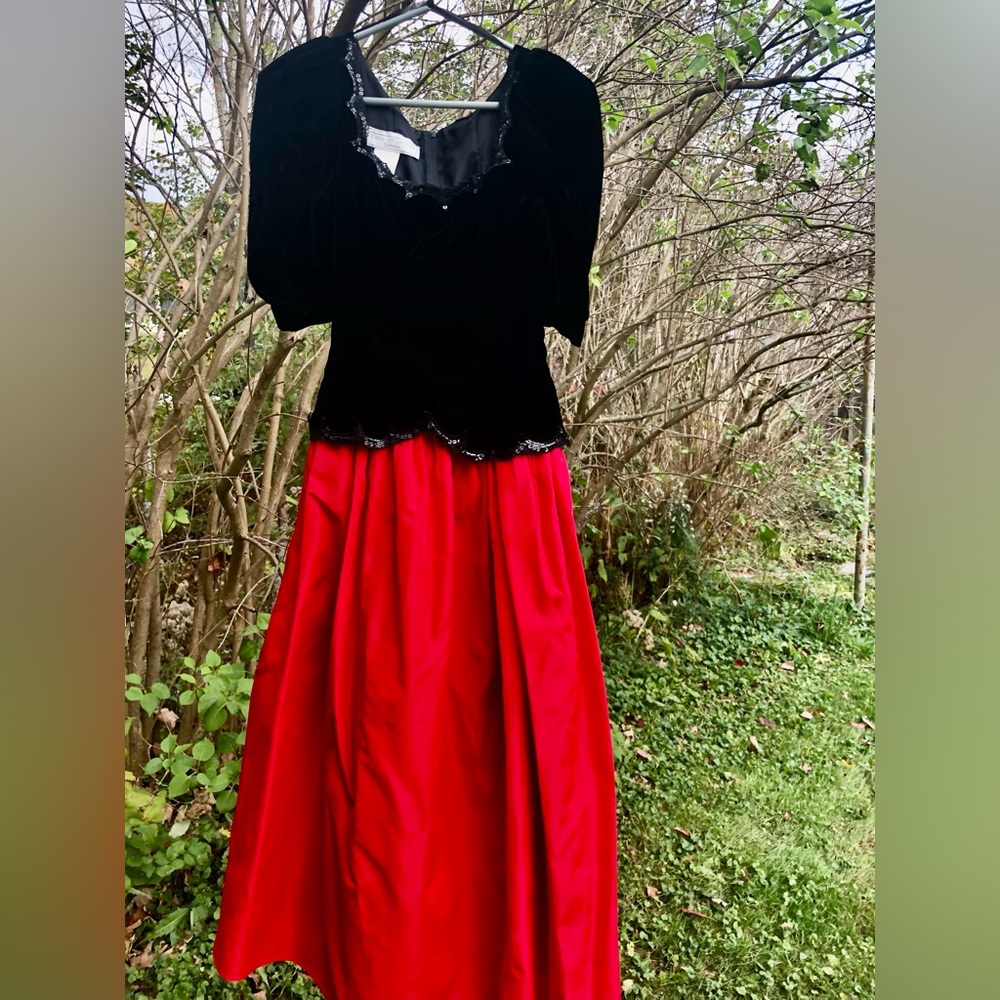 Vintage Jessica McClintock black velvet red bottom dress! Size 3/4